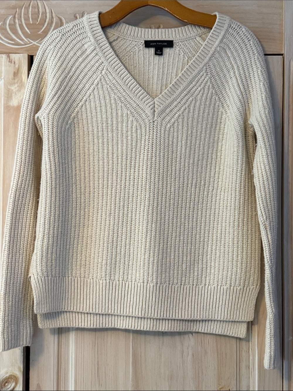 Ann Taylor light creamy tan V Neck Ribbed cotton/ wool blend Sweater